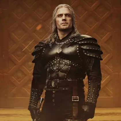 В сети уже сравнили Лиама Хемсворта и Генри Кавилла в образе Геральта из «Ведьмака»
