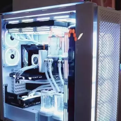 Представлен огромный PC-корпус на две материнские платы