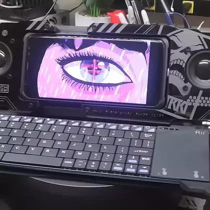 Моддер собрал кибердеку-бумбокс на основе смартфона