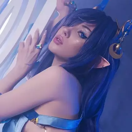 Девушка показала косплей Лаумы из Genshin Impact