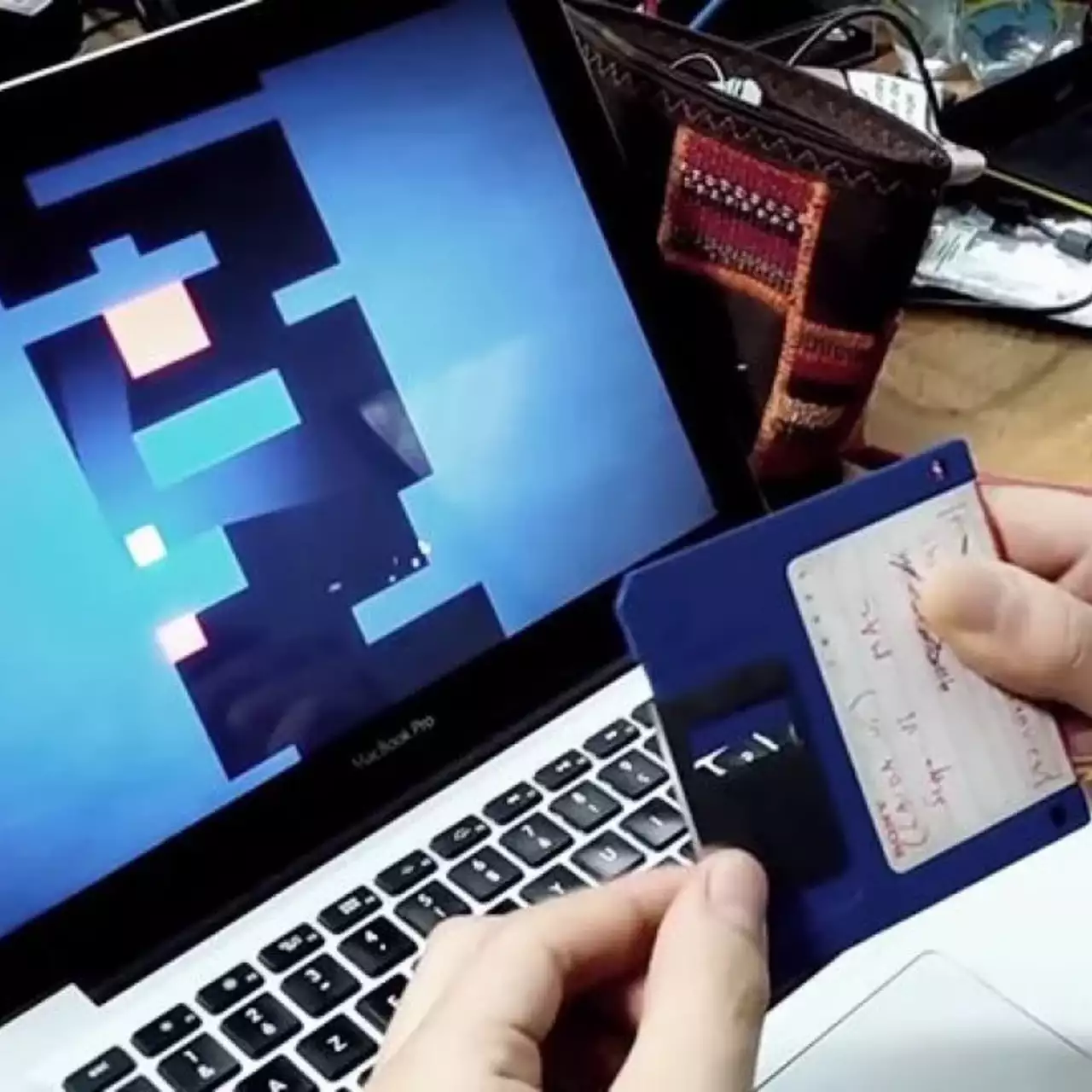 Энтузиаст создал игру, в которой нужно управлять дискетой