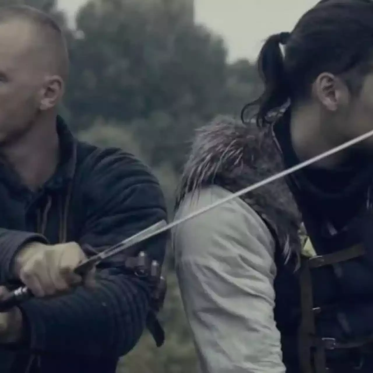 Актер, сыгравший Геральта, отбивается от ананасов в пародии на Fruit Ninja