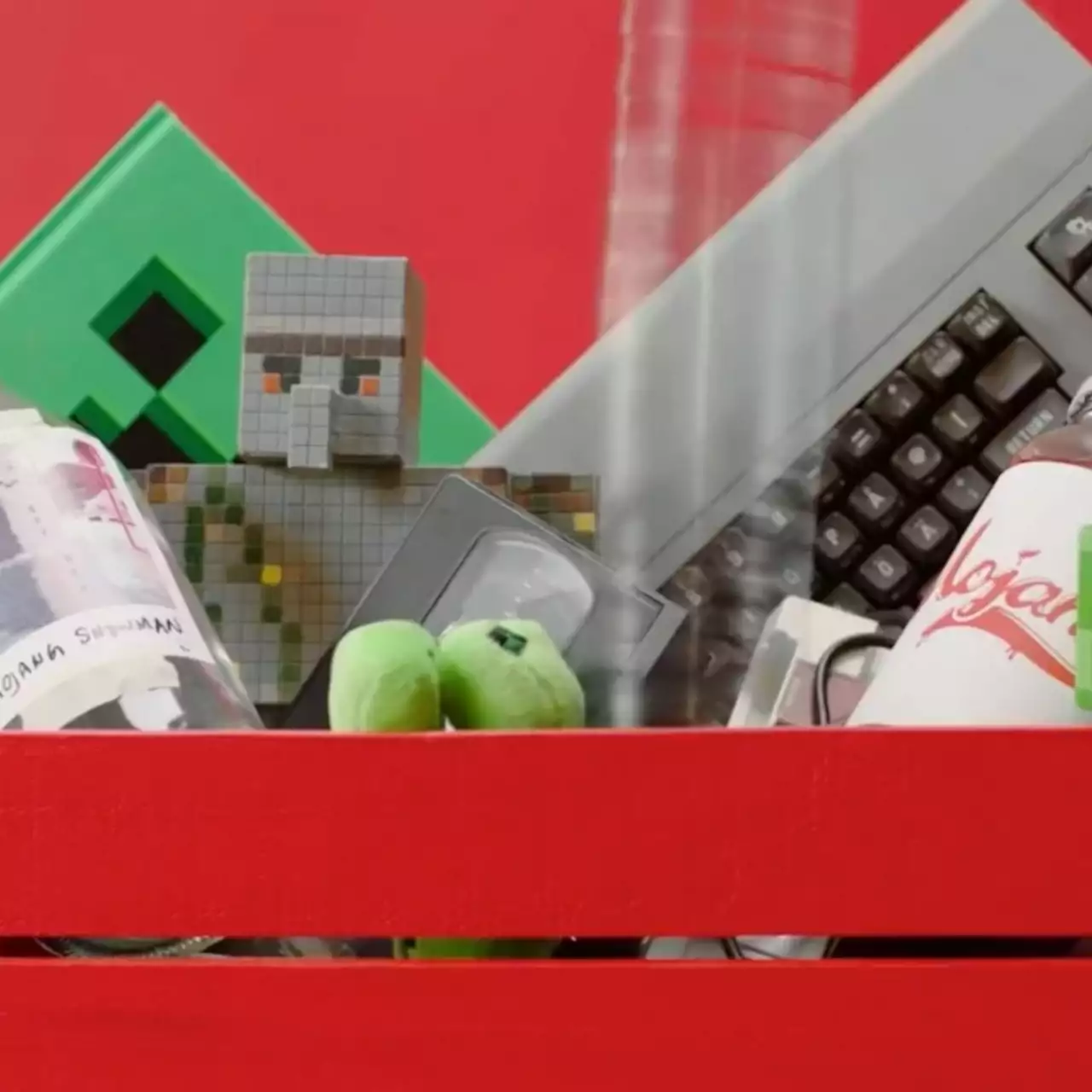 Разработчики Minecraft смешали криперов с томатной пастой и получили новый логотип — видео