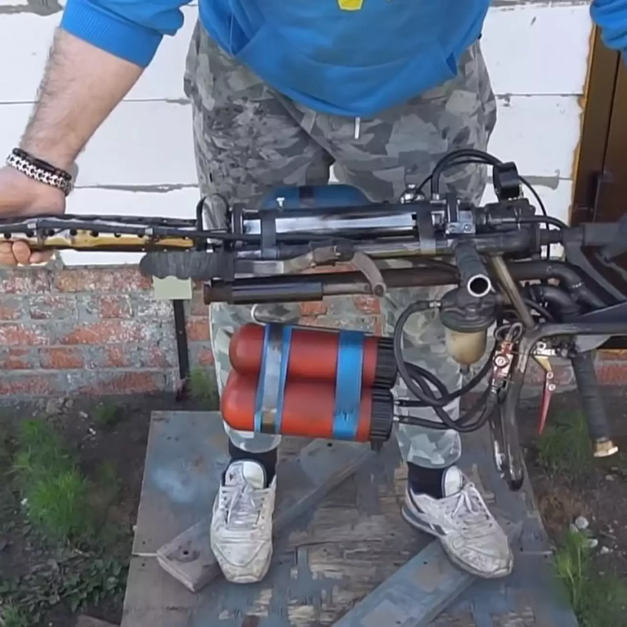 «Пуканы жарить самое то» — российский ютубер собрал огнемет из Metro Exodus